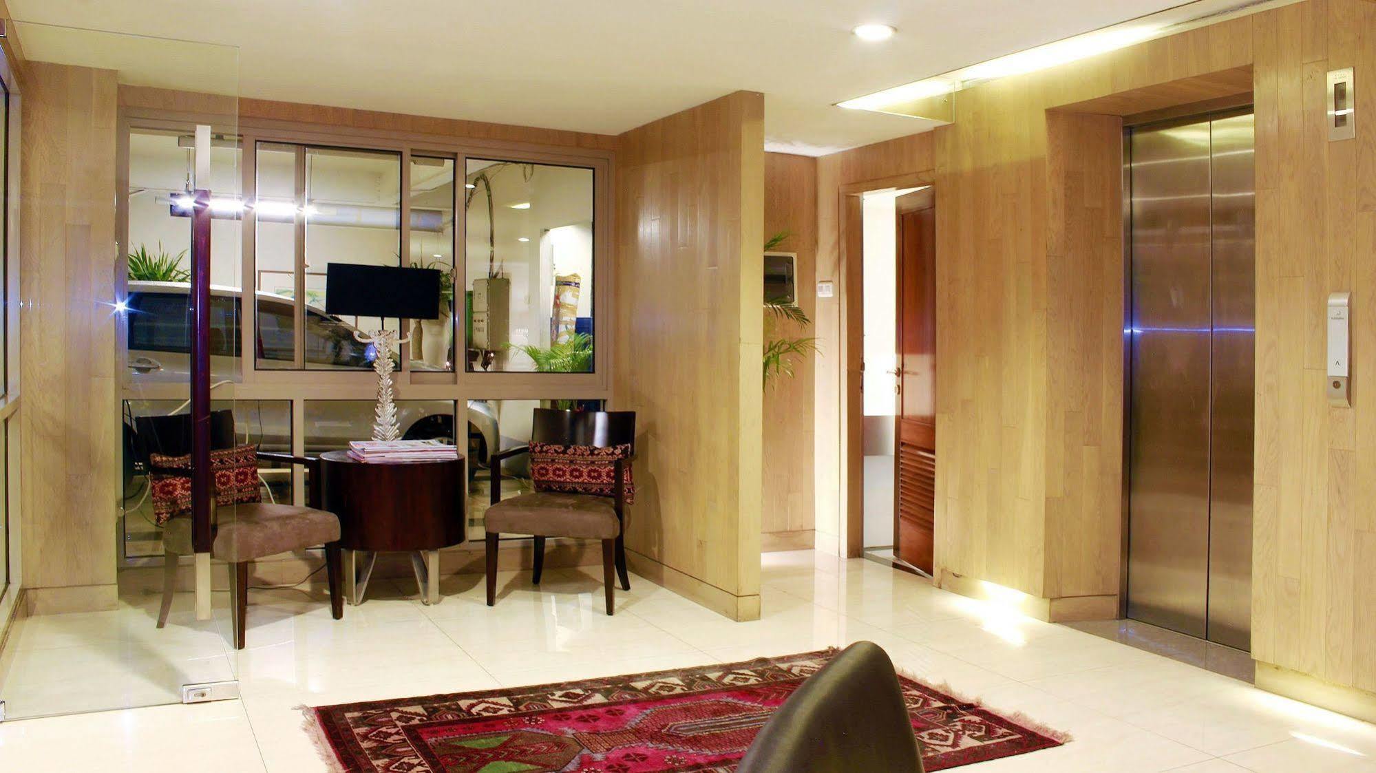 W Home Cikatomas Jakarta Exteriör bild