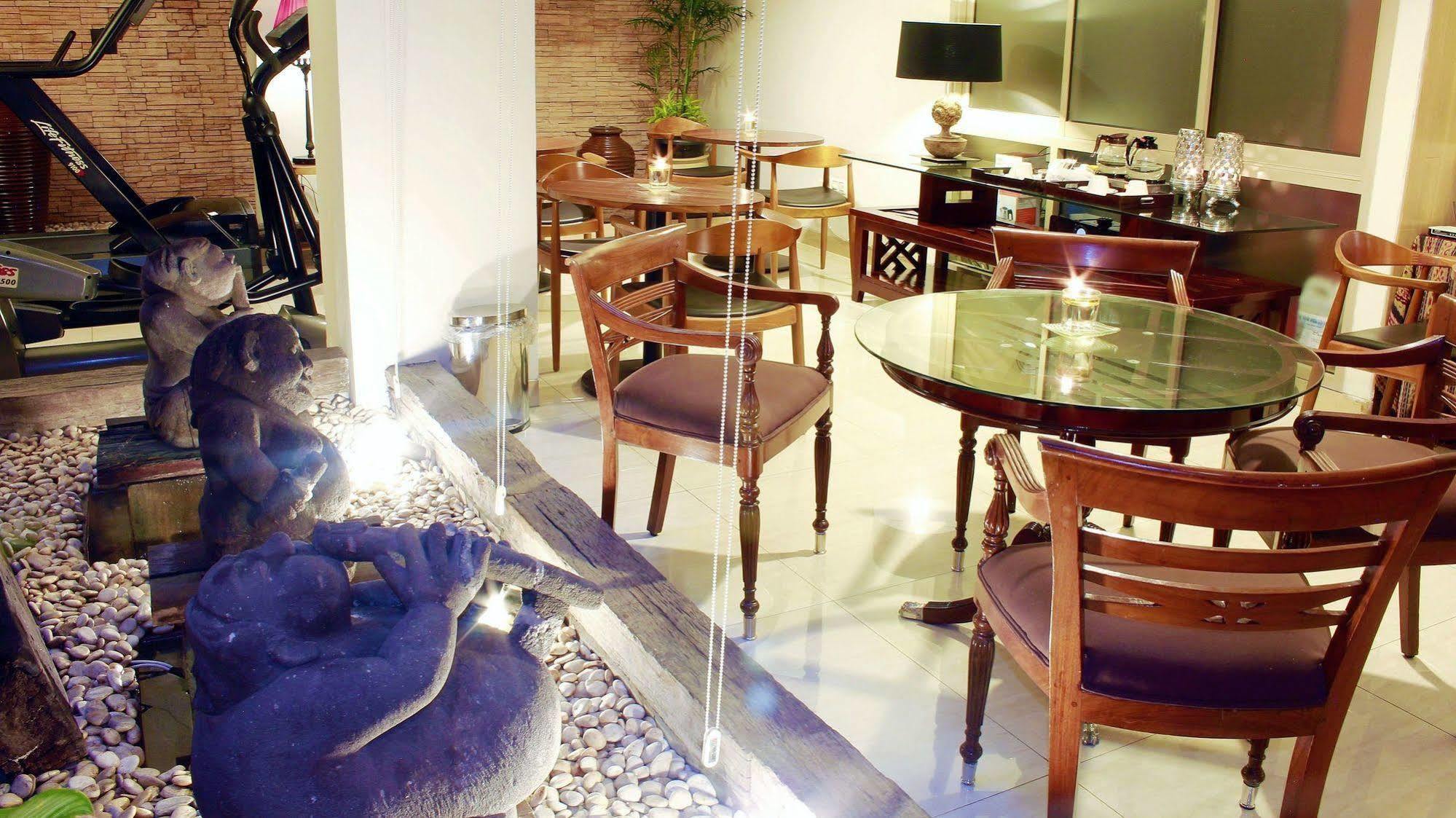 W Home Cikatomas Jakarta Exteriör bild