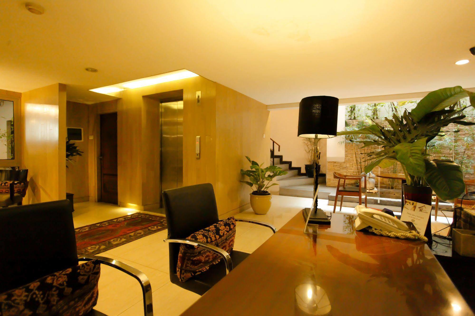 W Home Cikatomas Jakarta Exteriör bild