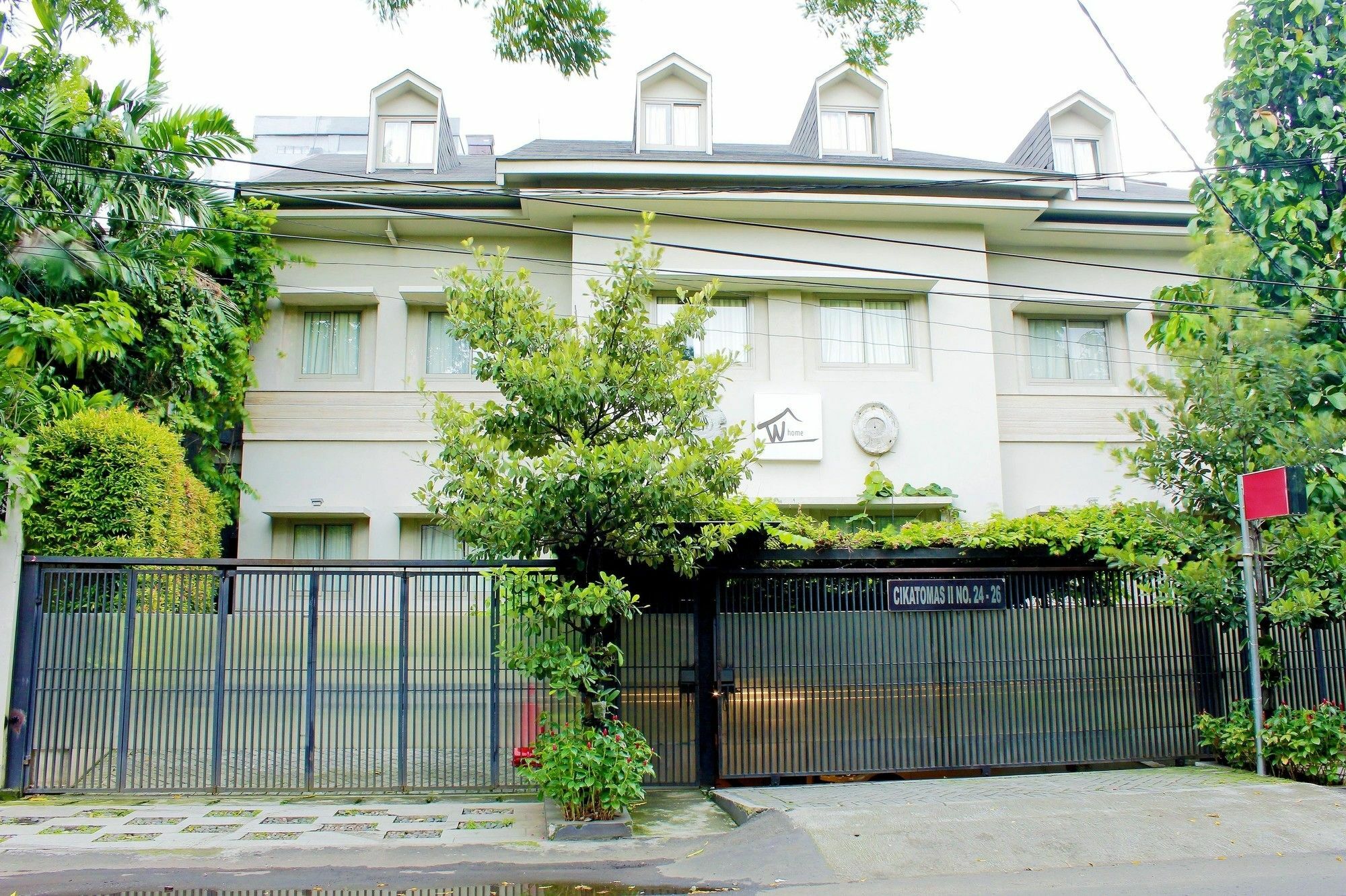 W Home Cikatomas Jakarta Exteriör bild